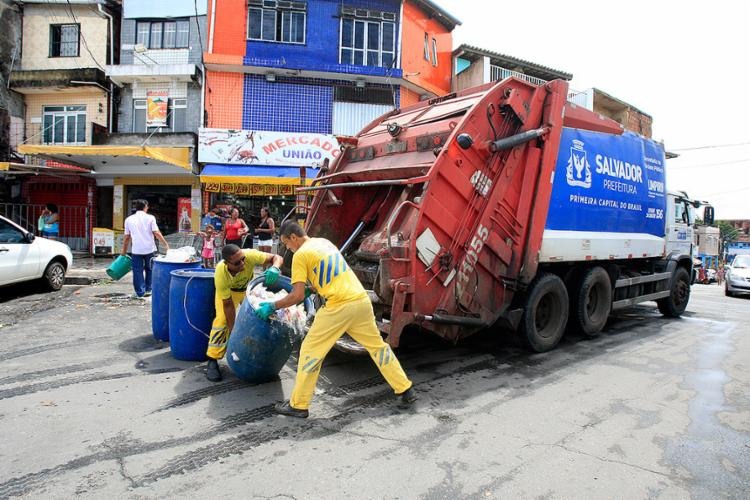 Taxa de lixo vem sendo utilizada pela prefeitura de Salvador para a realização de toda a limpeza urbana - Foto: Luciano da Mata l Ag. A TARDE l 23.3.2017