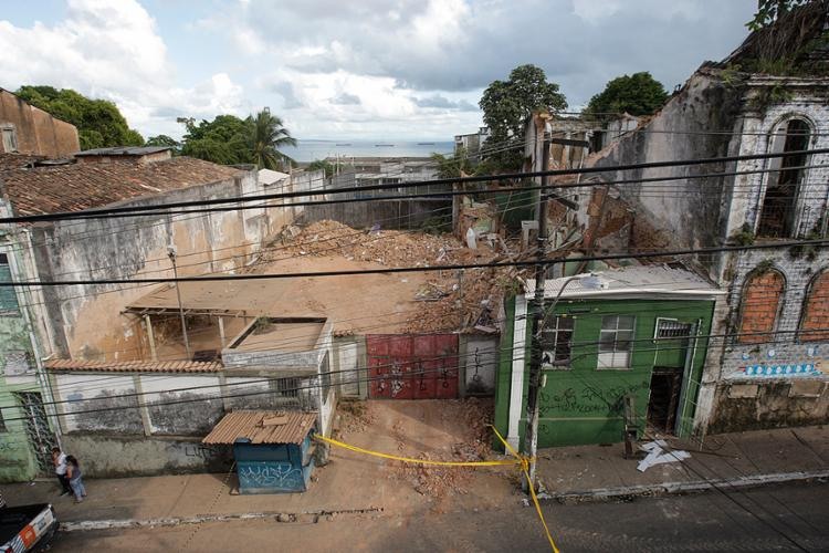 Muro e parte do telhado de sobrado na ladeira da Soledade desabaram sobre a casa ao lado (verde), matando três moradores do imóvel - Foto: Xando Pereira | AG A TARDE