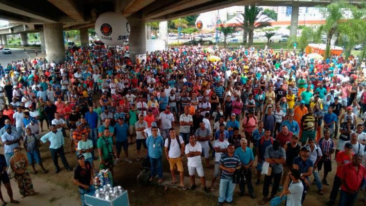 Trabalhadores estão concentrado na Rótula do Abacaxi - Foto: Xando Pereira | Ag. A TARDE