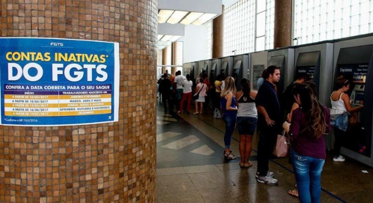 Terceira fase dos saques do FGTS começou nesta sexta-feira, 12, e beneficia os nascidos em junho, julho e agosto - Foto: Miguel Schincariol | AFP