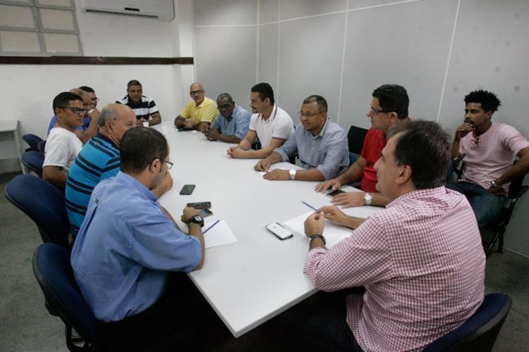 Secretario se reuniu com representantes da categoria nesta manhã - Foto: Luciano da Matta | Ag. A TARDE | 15.05.2017