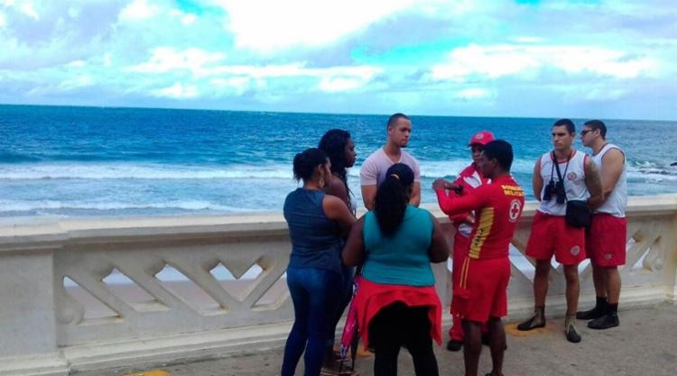 Família de adolescente acompanha o trabalho dos bombeiros - Foto: Joá Souza | Ag. A TARDE