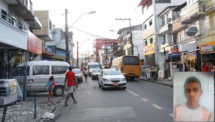 Quando foi baleado, Darlisson estava em uma loja de sandálias nesta rua - Foto: Margarida Neide l Ag. A TARDE