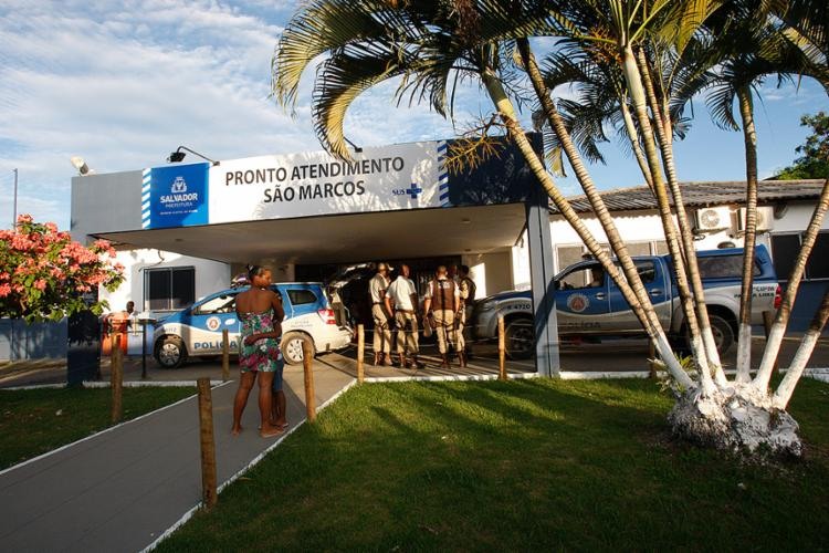 Policiais se reuniram em frente à unidade de saúde - Foto: Margarida Neide l Ag. A TARDE