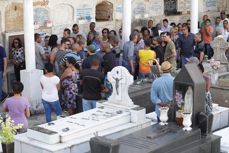 Cerca de 300 pessoas, entre familiares e amigos foram dar o último adeus a Luizinho - Foto: Adilton Venegeroles l Ag. A TARDE