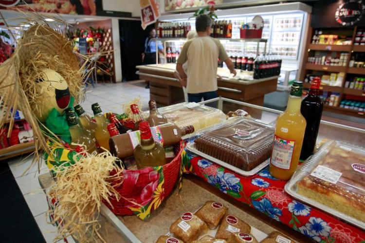 Estabelecimentos comerciais, como a Perini, terão horários modificados - Foto: Adilton Venegeroles | Ag. A TARDE | 19.06.2017