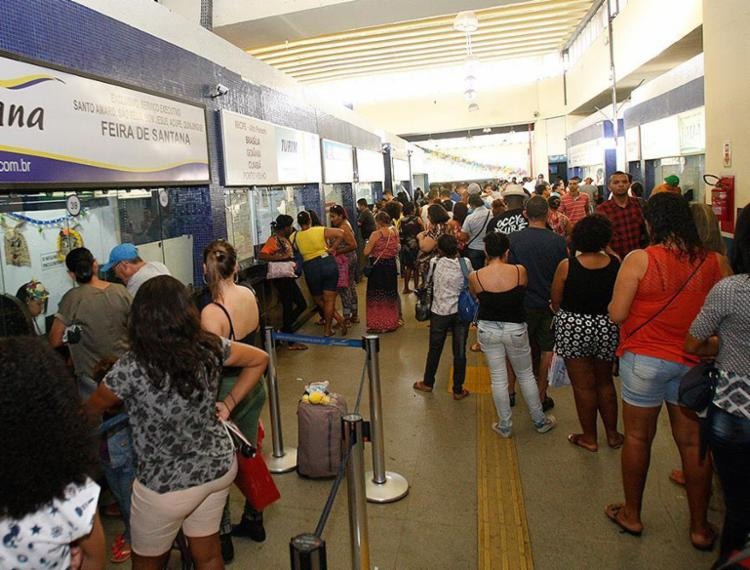 Guichês das principais empresas tiveram filas extensas - Foto: Margarida Neide l Ag. A TARDE