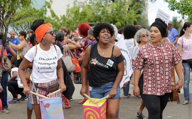 Manifestantes pedem o fim da violência e de mortes de mulheres - Foto: Xando Pereira | Ag. A TARDE | 25.07.2017