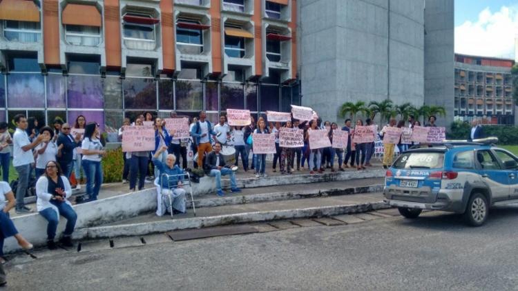 Manifestantes fazem ato no Centro Administrativo da Bahia - Foto: Xando Pereira ! Ag. A TARDE