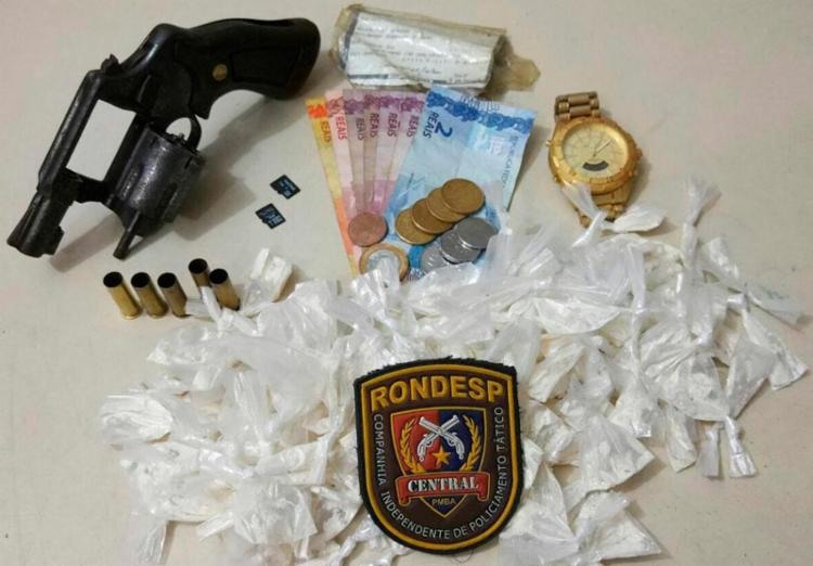 A polícia ainda apreendeu um revólver, cocaína e R$ 55 - Foto: Divulgação | Polícia Militar