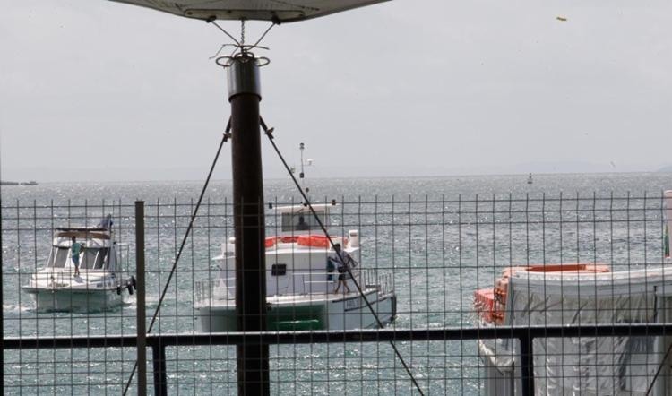 Lanchas da Capitania dos Portos escoltaram a embarcação até o Porto de Salvador - Foto: Margarida Neide | Ag. A TARDE