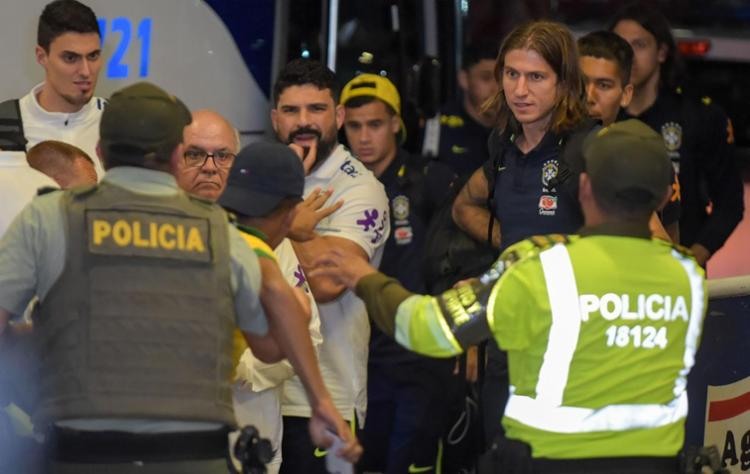 Policiais precisaram conter torcedores que tentaram se aproximar de jogadores - Foto: AFP