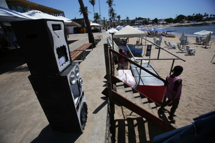 Música alta vira atrativo para clientes na praia - Foto: Raul Spinassé | Ag. A TARDE