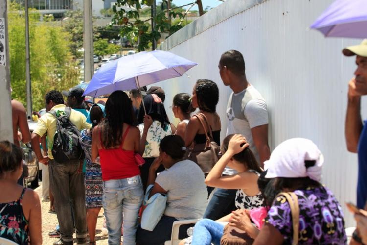 O atendimento neste domingo também é realizado por ordem de chegada - Foto: Mila Cordeiro | Ag. A TARDE | 21.01.2018