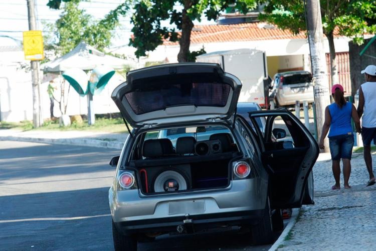 Lucas foi flagrado com mala do carro aberta e som alto ligado - Foto: Margarida Neide | Ag. A TARDE