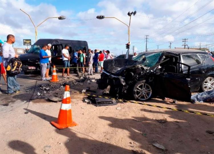 As vítimas estavam dentro do carro de passeio - Foto: Ed Santos | Reprodução | Acorda Cidade