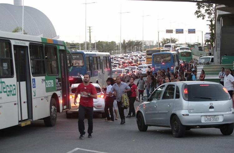 Na avenida Paralela, busca por ônibus foi desafio para quem queria voltar para casa - Foto: Alessandra Lori l Ag. A TARDE