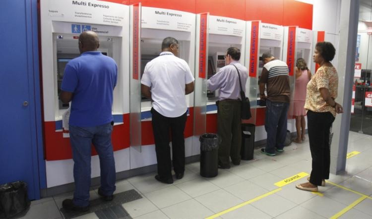 BancÃ¡rios voltam ao trabalho apÃ³s atraso de uma hora na abertura das agÃªncias - Foto: Luciano da Matta | Ag. A TARDE | 03.10.2016