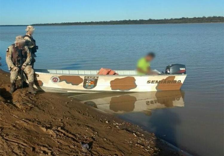 Policiais realizavam ronda no rio São Francisco quando flagraram trio em atitude suspeita - Foto: Divulgação | SSP