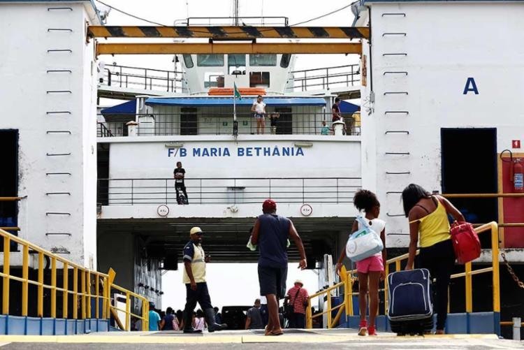 A mulher foi socorrida e recebeu os primeiros socorros por tribulantes da embarcação - Foto: Lucas Melo | Ag. A TARDE