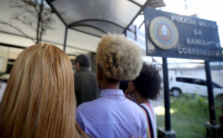 Adolescente foi até a Corregedoria acompanhado da mãe, da namorada e de outro rapaz | Fotos: Felipe Iruatã | Ag. A TARDE - Foto: Felipe Iruatã | Ag. A TARDE