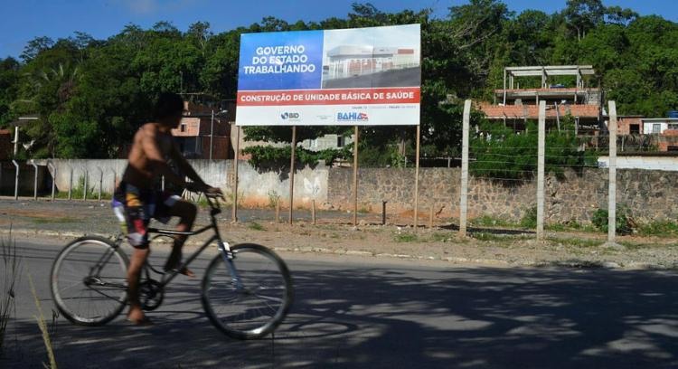 Obra de um posto parada no ImbuÃ­: desentendimento entre Estado e prefeitura - Foto: Shirley Stolze | Ag. A TARDE