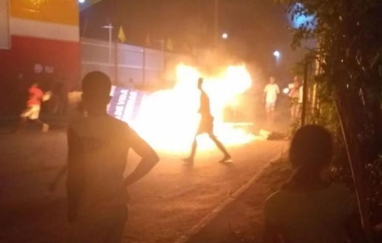 Manifestantes fecharam a rua e colocaram fogo em objetos - Foto: CidadÃ£o RepÃ³rter l Whatsapp