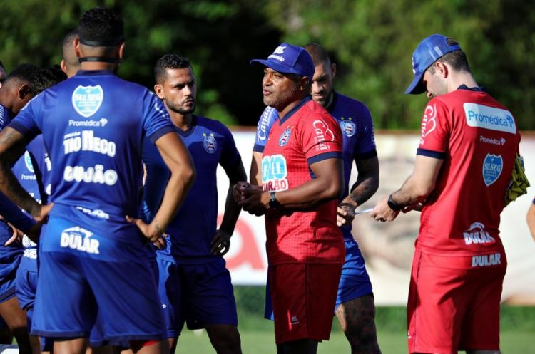 Com Elton junto a Gregore e Douglas, Roger quer dominar o meio-campo - Foto: Felipe Oliveira l EC Bahia