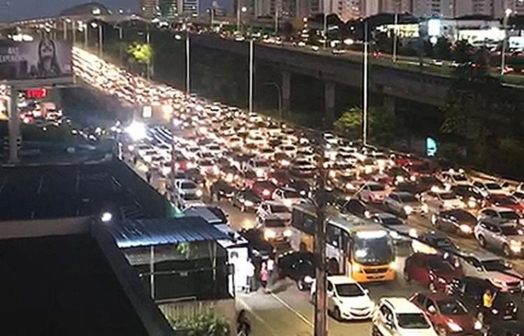 Protesto deixou o fluxo de veículos caótico na avenida Paralela - Foto: Reprodução