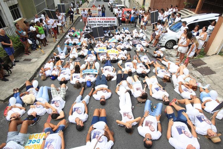 Participantes do ato deitaram na rua Manoel Barreto, onde o estudante foi agredido - Foto: Alessandra Lori l Ag. A TARDE