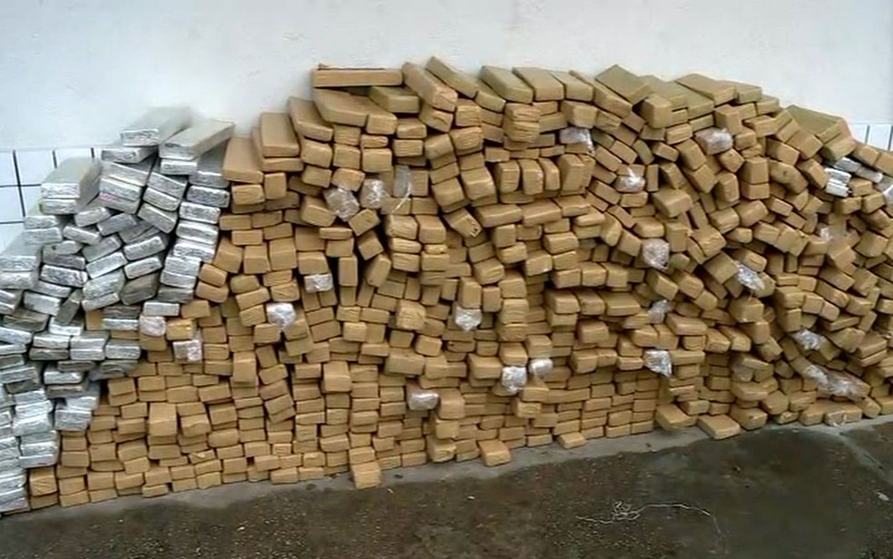 Tijolos de maconha foram apreendidos pela Polícia Rodoviária Federal (Foto: TV Globo/Reprodução)