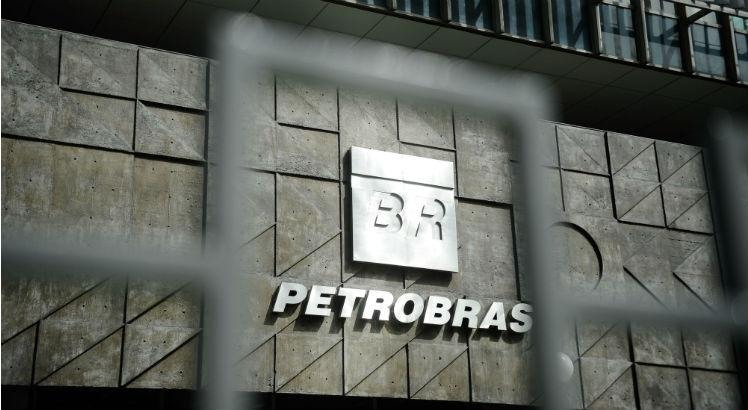 Resultado de imagem para Executivo da Petrobrás devolve US$ 188 mil de conta de propinas