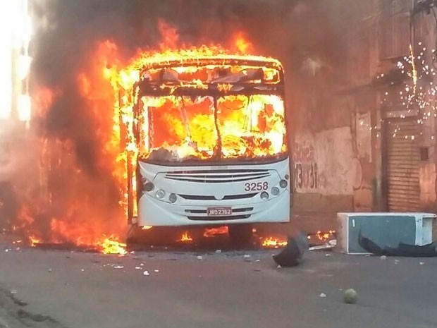 Resultado de imagem para fotos de onibus incendiados na bahia