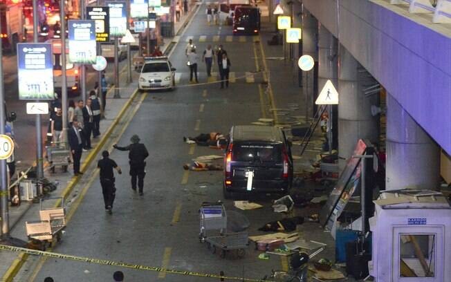 Pessoas feridas em meio à destruição na entrada do Aeroporto de Ataturk, em Istambul, na Turquia