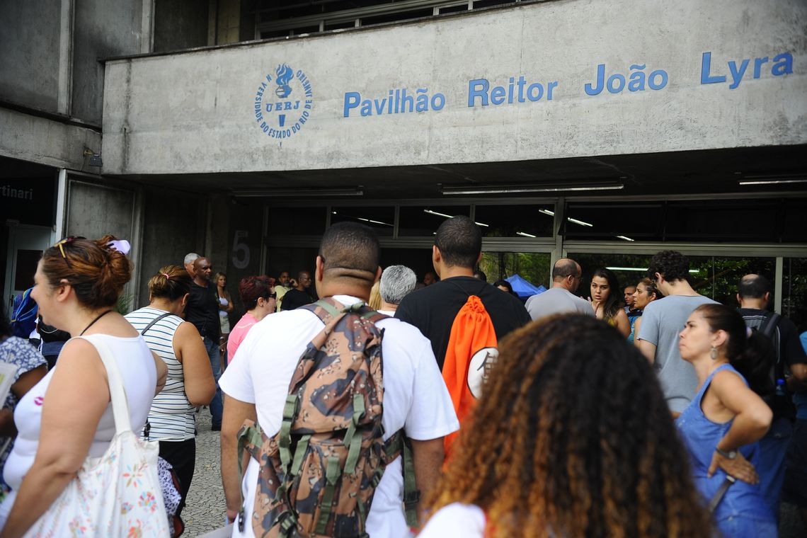 Estudantes chegam Ã  UERJ para realizaÃ§Ã£o do primeiro dia de provas do Enem 2014 (Tomaz Silva/AgÃªncia Brasil)