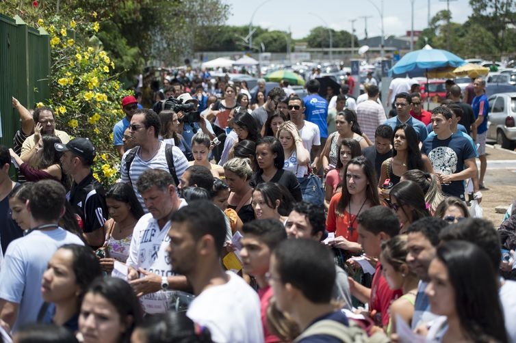 Candidatos chegam a local de provas para o primeiro dia do ENEM 2014 (Marcelo Camargo/AgÃªncia Brasil)