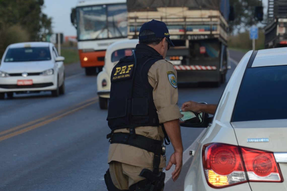 PRF intensifica fiscalizaÃ§Ã£o de condutas imprudentes no quilometro trinta e cinco da BR-040 (Marcello Casal Jr/AgÃªncia Brasil)