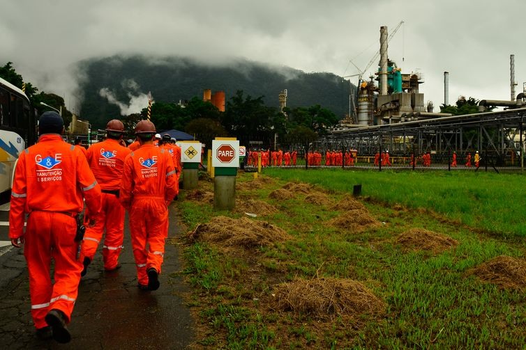 CubatÃ£o(SP) - Trabalhadores terceirizados adentram a refinaria de CubatÃ£o, durante a greve dos petroleitos (Rovena Rosa/AgÃªncia Brasil)