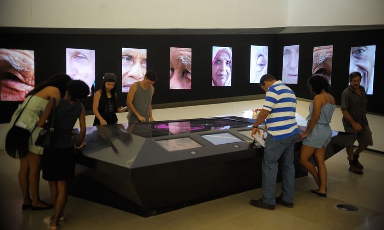 Rio de Janeiro - Para celebrar a inauguraÃ§Ã£o do Museu do AmanhÃ£, na PraÃ§a MauÃ¡, aberto pela primeira vez ao pÃºblico neste fim de semana, a Prefeitura do Rio realiza o ViradÃ£o do AmanhÃ£ (Tomaz Silva/AgÃªncia Brasil)