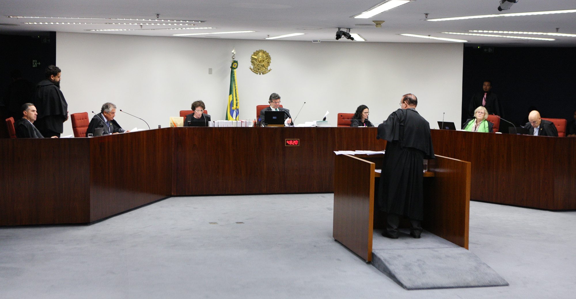 Resultado de imagem para STF suspende aÃ§Ãµes sobre adicional a aposentados