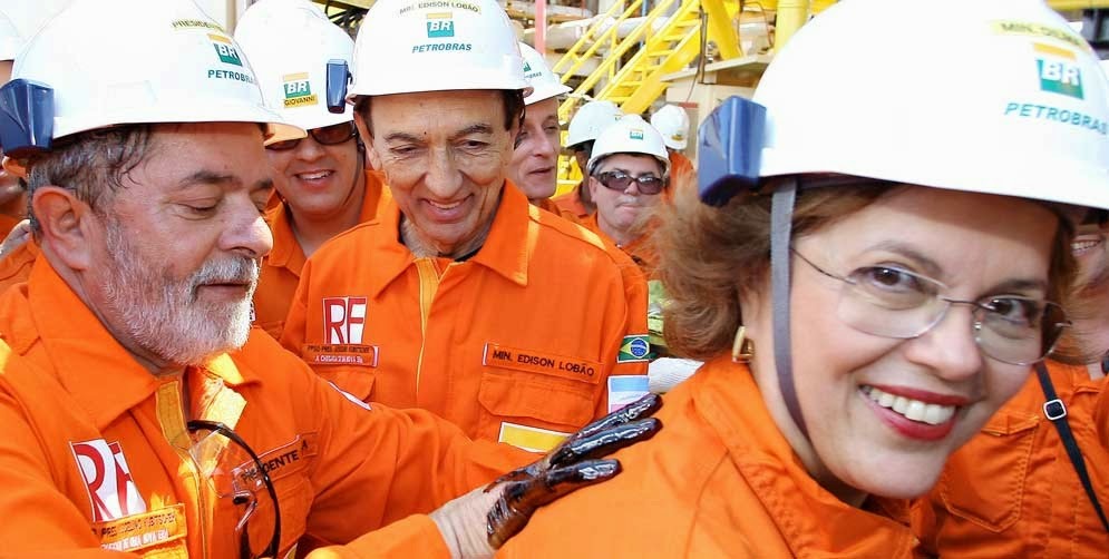 Resultado de imagem para fotos de lula colocando a mÃ£o de petroleo nas costass de dilma