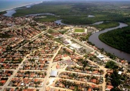 Resultado de imagem para , nas margens de um rio, na cidade de Prado, sul da Bahia