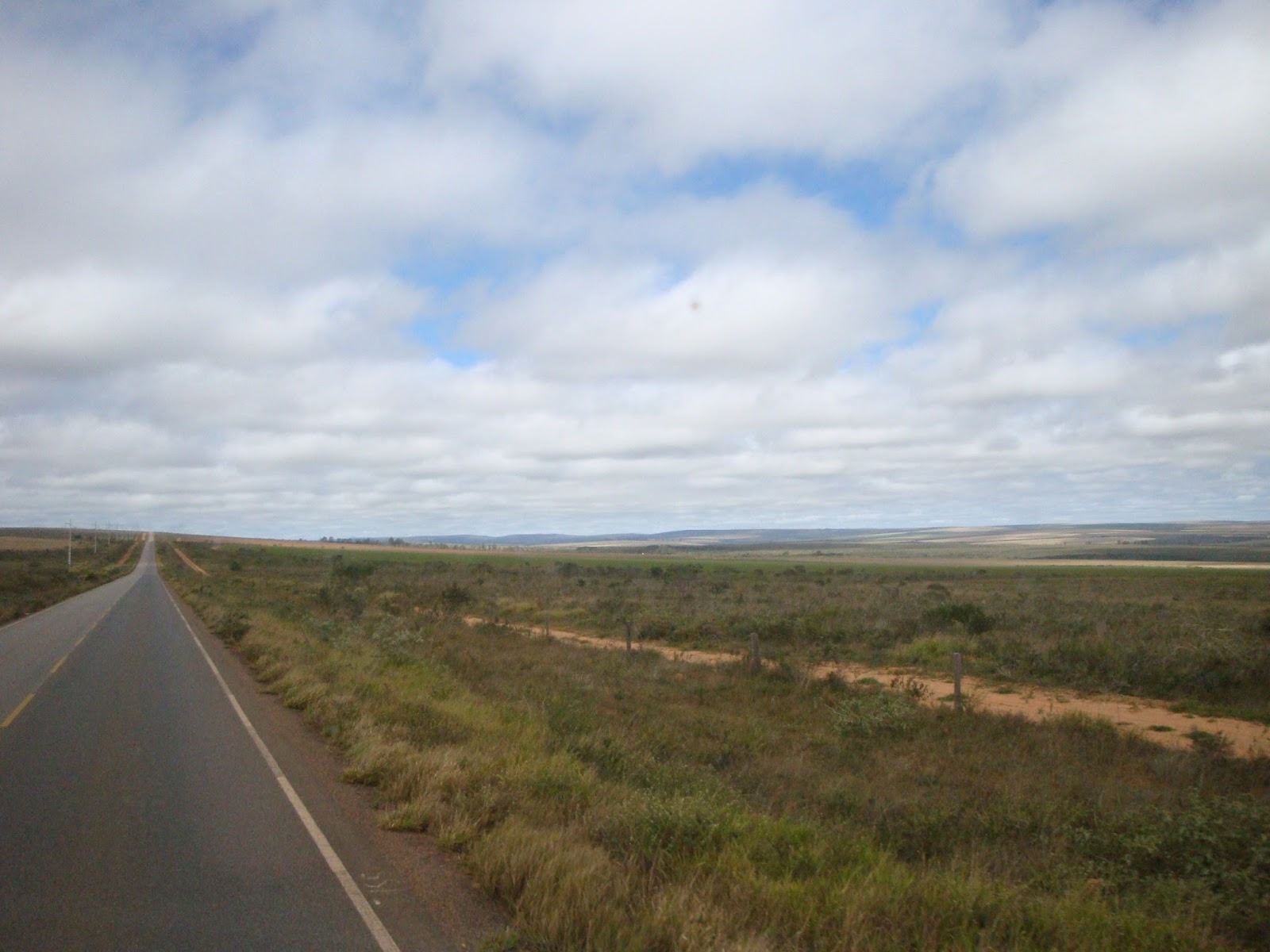 Resultado de imagem para estrada no distrito de São Francisco, em Prado, no sul da Bahia,