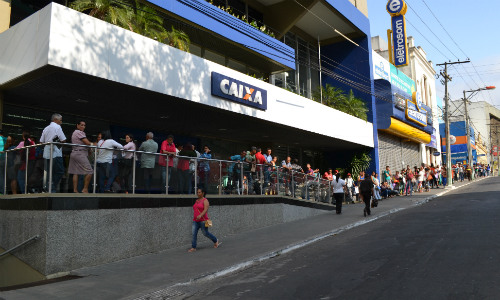 Resultado de imagem para fotos de trabalhadores na fila da caixa economica federal da baha