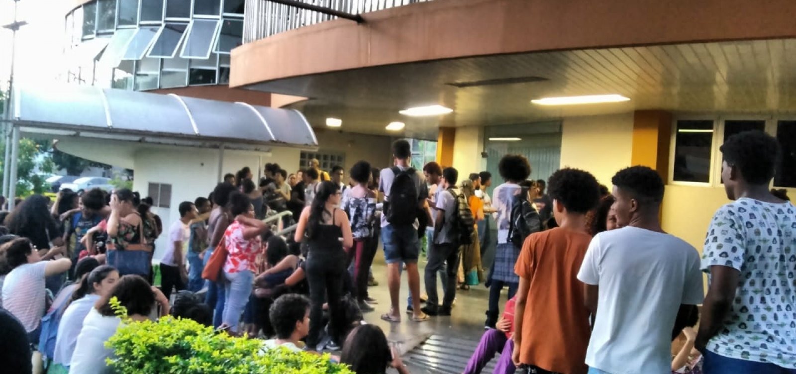 Resultado de imagem para Estudantes realizam protesto na frente da Uneb um dia apÃ³s assembleia de professores