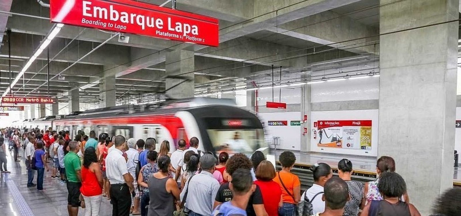 Resultado de imagem para fotos de passageiros no metro de salvador