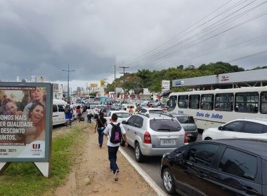 Com congestionamentos, passageiros descem de ônibus e seguem a pé