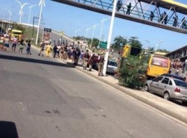 Grupo faz manifestação no bairro de São Cristóvão no início da tarde desta segunda