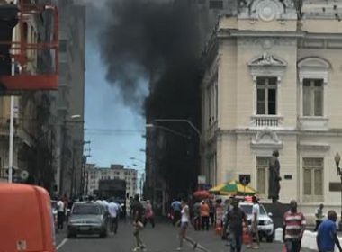 Vigilantes incendeiam pneus em frente à Secult em protesto por atraso de salários