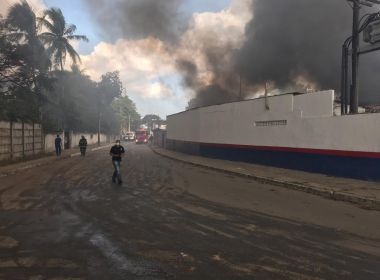 Bombeiros impedem que fogo em fÃ¡brica se alastre e alerta sobre fumaÃ§a tÃ³xica